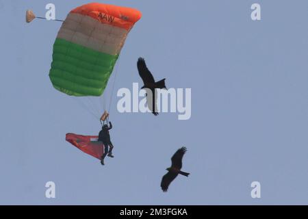 Kalkutta, Indien. 14.. Dezember 2022. Ein Fallschirmjäger der indischen Armee tritt während der letzten Probe vor den Feierlichkeiten der indischen Armee „Vijay Diwas“ auf der RCTC in Kalkutta am 14. Dezember 2022 auf. "Vijay Diwas" wird jedes Jahr am 16. Dezember gefeiert, um den Sieg der indischen Streitkräfte über Pakistan im Befreiungskrieg von Bangladesch 1971 zu ehren. (Foto: Dipa Chakraborty/Pacific Press) Kredit: Pacific Press Media Production Corp./Alamy Live News Stockfoto