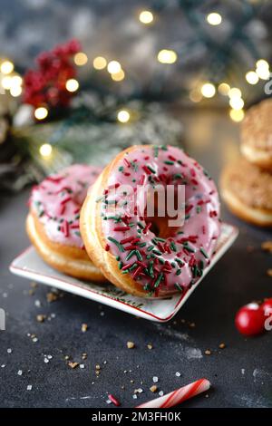 Erdbeeren-Donuts auf Feiertagshintergrund, selektiver Fokus Stockfoto