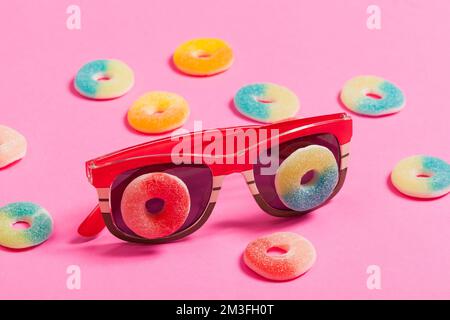 Lustiges Foto; Brille Mit Jelly Beans Auf Den Linsen. Stockfoto