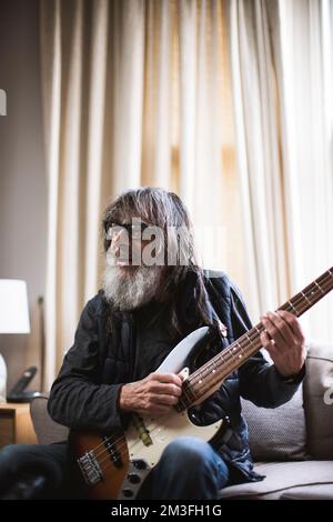 Budgie's Burke Shelley, fotografiert in Cardiff, Wales, 16. März 2020. Stockfoto