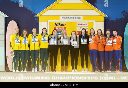 Melbourne, Australien. 15.. Dezember 2022. Silver Medalists Team Australia, Gold Medalists Team United States und Bronze Medalists Team The Netherlands (L bis R) posieren für Fotos auf dem Podium nach dem Freestyle-Finale der Frauen im Bereich von 4x50 m bei der FINA World Swimming Championships 16. (25m) 2022 in Melbourne, Australien, 15. Dezember 2022. Kredit: Hu Jingchen/Xinhua/Alamy Live News Stockfoto