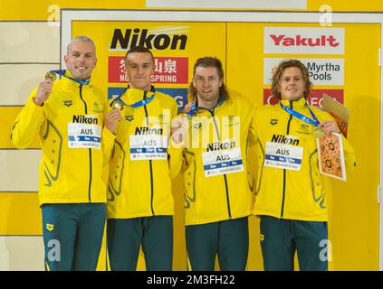 Melbourne, Australien. 15.. Dezember 2022. Gold Medalists Team Australia posiert mit ihren Medaillen nach dem Freistil-Finale für Männer im Wert von 4 x 50 m bei der FINA World Swimming Championships 16. (25m) 2022 in Melbourne, Australien, 15. Dezember 2022. Kredit: Hu Jingchen/Xinhua/Alamy Live News Stockfoto