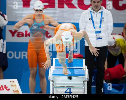 Melbourne, Australien. 15.. Dezember 2022. Yang Junxuan aus China springt beim FINA World Swimming Championships 16. 15 (25m 2022) 2022 in Melbourne, Australien, während des 4x50 m-Freestyle-Finales für Frauen ins Wasser. Kredit: Hu Jingchen/Xinhua/Alamy Live News Stockfoto