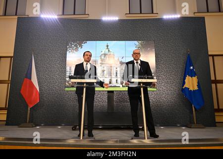 Prag, Tschechische Republik. 15.. Dezember 2022. Der tschechische Minister für europäische Angelegenheiten Mikulas Bek (rechts) und der kosovarische Premierminister Albin Kurti halten am Donnerstag, den 15. Dezember 2022, eine Pressekonferenz über die Übergabe des EU-Antrags des Kosovo im tschechischen Regierungsbüro in Prag. Kredit: Ondrej Deml/CTK Photo/Alamy Live News Stockfoto