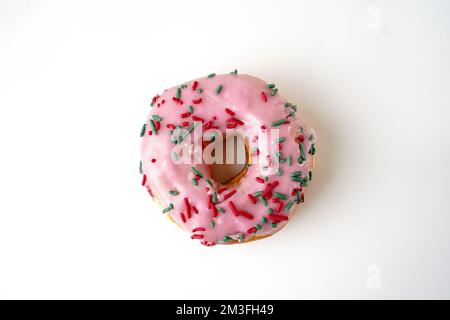Pinke Erdbeerdonuts isoliert auf weißem Hintergrund Stockfoto