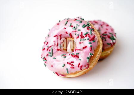 Pinke Erdbeerdonuts isoliert auf weißem Hintergrund Stockfoto