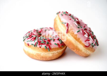 Pinke Erdbeerdonuts isoliert auf weißem Hintergrund Stockfoto