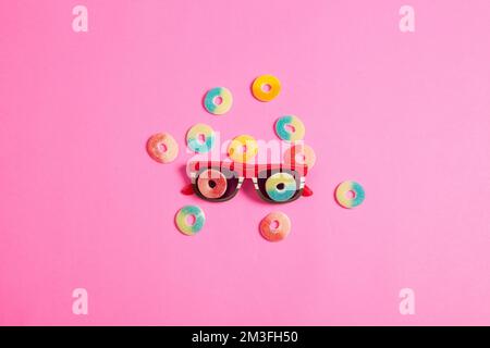 Lustiges Foto; Brille Mit Jelly Beans Auf Den Linsen. Stockfoto