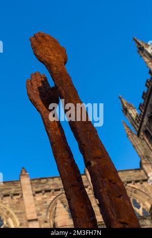 Skulptur „Beyond Limitations“, Bronzeskulptur von John O'Connor im Lady Arbour Cloister Garden, Cathedral Grounds, Hereford. Stockfoto