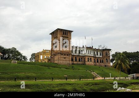 Ipoh, Perak, Malaysia - November 2012: Das Denkmal aus der Kolonialzeit von Kellies Schloss in Batu Gajah rund um die Stadt Ipoh. Stockfoto