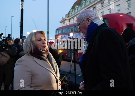 London, Großbritannien. 15.. Dezember 2022. Pat Cullen, Generalsekretär und Geschäftsführer des Royal College of Nursing, spricht morgens mit einem Demonstranten vor dem St. Thomas Hospital. NHS England begrüßt den größten Schwesternstreik der Geschichte. Mehr als 300000 Krankenpflegemitglieder des Royal College of Nursing Union (RCN) haben für Arbeitskampfmaßnahmen gestimmt, und 1/3 von ihnen werden heute und nächsten Dienstag am Streik teilnehmen, um Lohnerhöhungen und Arbeitsbedingungen zu streiten. Kredit: SOPA Images Limited/Alamy Live News Stockfoto