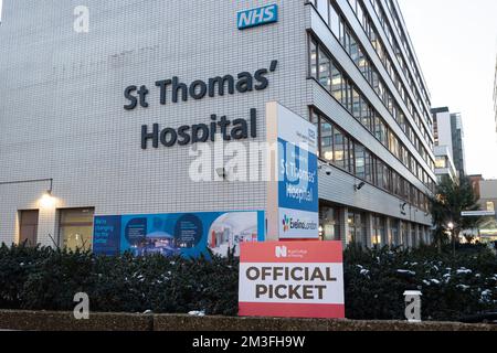 London, Großbritannien. 15.. Dezember 2022. Ein Zeichen der Streikpostenlinie, die vor dem Haupteingang des St. Thomas Krankenhauses zu sehen ist. NHS England begrüßt den größten Schwesternstreik der Geschichte. Mehr als 300000 Krankenpflegemitglieder des Royal College of Nursing Union (RCN) haben für Arbeitskampfmaßnahmen gestimmt, und 1/3 von ihnen werden heute und nächsten Dienstag am Streik teilnehmen, um Lohnerhöhungen und Arbeitsbedingungen zu streiten. Kredit: SOPA Images Limited/Alamy Live News Stockfoto