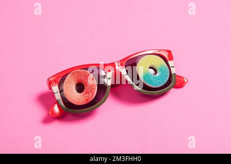 Lustiges Foto; Brille Mit Jelly Beans Auf Den Linsen. Stockfoto