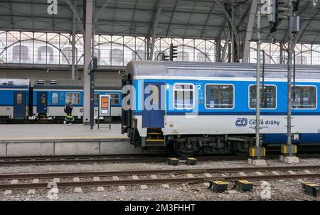 PRAG, TSCHECHISCHE REPUBLIK - 13. NOVEMBER 2022: Zug des Ceske Drahy (Czech Railways) Transportunternehmens im Praha Hlavni Nadrazi Hauptbahnhof Stockfoto