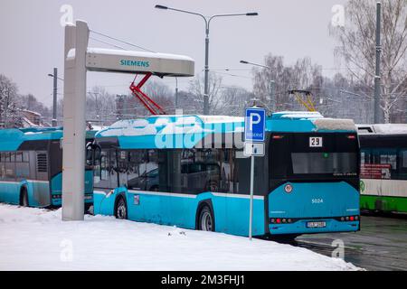 OSTRAVA, TSCHECHISCHE REPUBLIK - 15. DEZEMBER 2022: Solaris Urbino 12 Elektrobus mit Aufladung eines Trolleys am Siemens-Supercharger in Ostrava Hranecnik Stockfoto