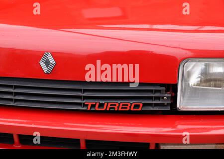 Bordeaux , Aquitaine Frankreich - 11 12 2022 : Renault 5 Turbo Vintage Retro Auto rot Oldtimer r5 Logo Marke und Textschild Rennfahrzeug Stockfoto