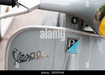 Bordeaux , Aquitaine Frankreich - 06 12 2022 : Vespa Italienischer Markentext und Logo Vorderseite des Rollers grau Retro Vintage Grey hergestellt von Piaggio Stockfoto