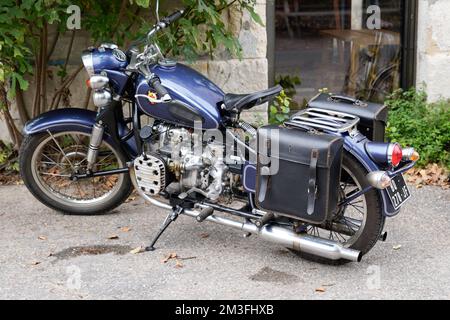 Bordeaux , Aquitaine France - 11 06 2022 : Chang Jiang 750 Logo Marke und Yang Tse Kiang Textschild Long River auf altem Retro Motorcycle Vintage blu Stockfoto