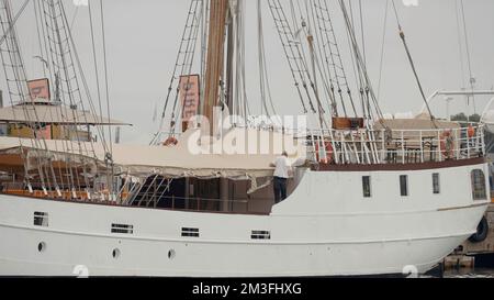 Schönes weißes, großes Schiff. Aktion. Neue Fregatte im wolkigen Himmelshintergrund, Konzept von Urlaub und Reise Stockfoto