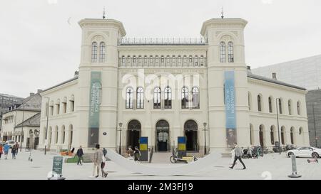 Italien, Mailand - 7. Juli 2022: Stadtplatz mit Theatergebäude. Aktion. Konzept der Architektur, Leute, die in der Nähe von wunderschönen Gebäuden mit Türmen spazieren gehen Stockfoto