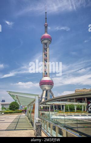 Oriental Pearl Tower, Shanghai, China, im Sommer mit einem Weitwinkelobjektiv vor blauem Himmel und Wolken aufgenommen Stockfoto