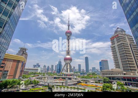 Oriental Pearl Tower, Shanghai, China, im Sommer mit einem Weitwinkelobjektiv vor blauem Himmel und Wolken aufgenommen Stockfoto