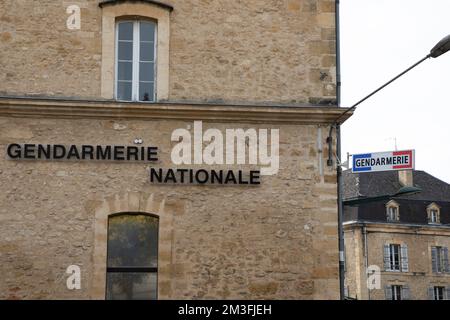 Bayonne , Aquitaine France - 11 01 2022 : Gendarmerie nationaler Text bedeutet in der französischen Militärpolizei mit Logo-Schild an der Fassade Stockfoto