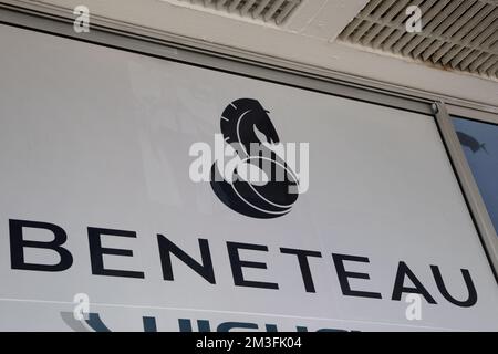 Bordeaux , Aquitaine France - 11 06 2022 : beneteau Boot Logo Marke und Textschild auf Segel Marine Motorboat Shop Service Facade Stockfoto