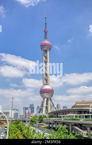 Oriental Pearl Tower, Shanghai, China, im Sommer mit einem Weitwinkelobjektiv vor blauem Himmel und Wolken aufgenommen Stockfoto