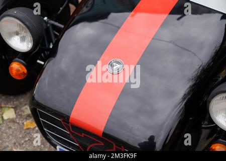 Bordeaux , Aquitaine France - 11 06 2022 : Lotus Seven caterham britisches Oldtimer-Rennauto Nahaufnahme Details Logo Marke und Textschild von Great britai Stockfoto