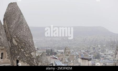 Die antike Region Kappadokien in der Türkei aus der Vogelperspektive. Aktion. Wunderschöne Stadt mit Wolkenhintergrund, Konzept von Tourismus und Reisen Stockfoto