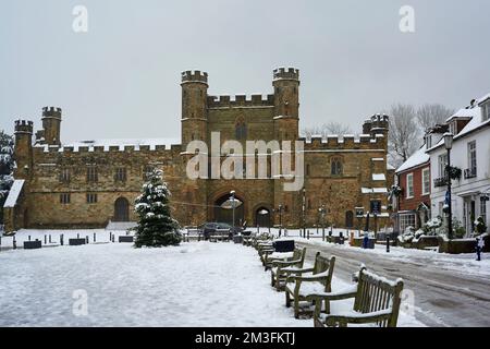 Battle Abbey und Abbey Green, Battle, East Sussex, Südostengland, unter Schnee im Dezember 2022 Stockfoto