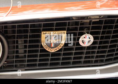 Bordeaux , Aquitaine Frankreich - 11 06 2022 : ford Mustang Club Nordwest Muscle Vehicle Front Horse Logo Markenzeichen Vintage Retro Car Stockfoto