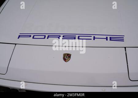 Bordeaux , Aquitaine France - 11 12 2022 : Porsche 944-Zeichen-Logo und Markentext 924 alter, weißer Sportwagen in der Straße Stockfoto