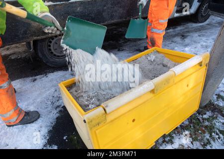 Edinburgh, Großbritannien. 15.. Dezember 2022. MÜLLTONNEN WINTER wird aufgefüllt, da die Temperatur in Großbritannien am Wochenende zu den Menüs zero centigrade steigt. Im Bild: Mitglieder des rates mit einer Schaufel voller Müll füllen das Grit bin Winter Safety Kit in Edinburgh. Bildnachweis: Pako Mera/Alamy Live News Stockfoto