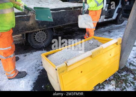 Edinburgh, Großbritannien. 15.. Dezember 2022. MÜLLTONNEN WINTER wird aufgefüllt, da die Temperatur in Großbritannien am Wochenende zu den Menüs zero centigrade steigt. Im Bild: Mitglieder des rates mit einer Schaufel voller Müll füllen das Grit bin Winter Safety Kit in Edinburgh. Bildnachweis: Pako Mera/Alamy Live News Stockfoto