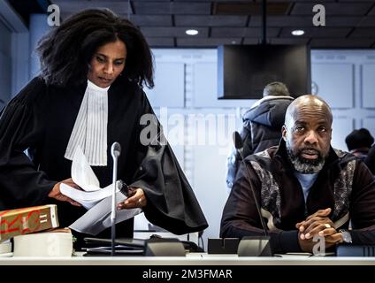Den Haag, Niederlande, 15. Dezember 2022, DEN HAAG - Rechtsanwalt Joancy Breeveld und Glenn Codfried vor Gericht wegen summarischen Verfahrens. Suriname-Stiftungen in den Niederlanden haben im Dezember 19 ein Schnellverfahren eingeleitet, an dem sich das Kabinett nach Quellen für die Sklaverei entschuldigen wird. ANP REMKO DE WAAL niederlande raus - belgien raus Stockfoto