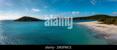 Panoramablick auf den wunderschönen weißen Sandstrand Turredda an der Südküste Sardiniens Stockfoto