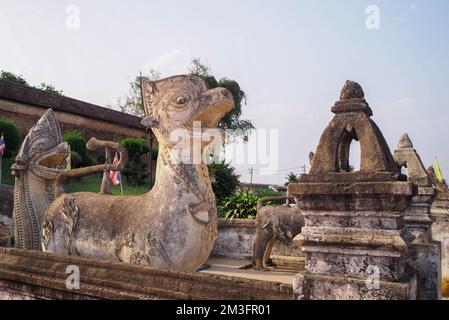 Legendäre buddhistische Tierstatuen in Tempeln in Thailand Stockfoto