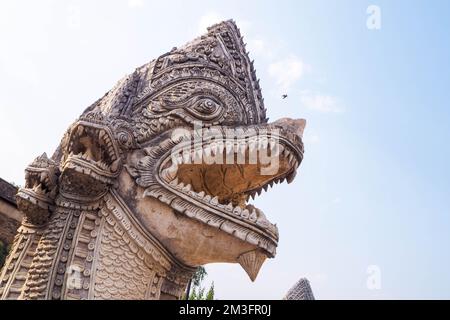 Legendäre buddhistische Tierstatuen in Tempeln in Thailand Stockfoto