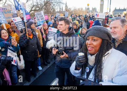 London, UK 15 Dez. 2022 Labour MP, Dawn Butler, Shadow Secretary of State for Women and Equality, on the Streikposten Krankenschwestern und Krankenpfleger demonstrieren vor dem St ThomasÕs Hospital in London. Zehntausende Krankenschwestern streiken seit einem Jahrhundert für ihren ersten Massengang in England, Wales und Nordirland. Die Aktion, die darauf abzielte, einen Anstieg der Löhne über der Inflationsrate zu sichern, wurde nach den Gesprächen, die darauf abzielten, dies zu verhindern, in einer Sackgasse fortgesetzt. In Dutzenden von Krankenhäusern sind Streikposten aufgestellt und Tausende von NHS-Terminen und Operationen wurden abgesagt. Stockfoto