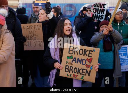 London, Großbritannien. 15.. Dezember 2022. Krankenschwestern und Pflegepersonal demonstrieren vor dem St. Thomas's Hospital in London. Zehntausende Krankenschwestern streiken seit einem Jahrhundert für ihren ersten Massengang in England, Wales und Nordirland. Die Aktion, die darauf abzielte, einen Anstieg der Löhne über der Inflationsrate zu sichern, wurde nach den Gesprächen, die darauf abzielten, dies zu verhindern, in einer Sackgasse fortgesetzt. In Dutzenden von Krankenhäusern sind Streikposten aufgestellt und Tausende von NHS-Terminen und Operationen wurden abgesagt. Kredit: Mark Thomas/Alamy Live News Stockfoto