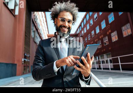 Film- und Erzählbild eines jungen Unternehmers, der in seinem erfolgreichen Start-up-Geschäft für Technologie und grüne Energie arbeiten wird. Korporat Stockfoto