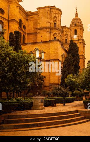 Kathedrale von Malaga bedeckt von Orangenstaubsturm in Afrika, Calima, Luftsand aus der Sahara. Malaga, Costa del Sol, Andalusien, Spanien. Stockfoto