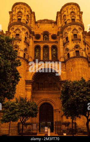 Kathedrale von Malaga bedeckt von Orangenstaubsturm in Afrika, Calima, Luftsand aus der Sahara. Malaga, Costa del Sol, Andalusien, Spanien. Stockfoto