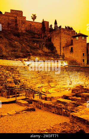 Teatro Romano de Malaga bedeckt von Orangenstaubsturm, der sich in Afrika gebildet hat, Calima, Luftsand aus der Sahara. Malaga, Costa del Sol, Andalusien, Spanien. Stockfoto