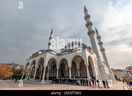Ankara-Türkei, 09. Dezember 2022: Türkische muslime, die Namaz (Gebete) in der Melike Hatun Camii i Melike Hatun Moschee in Ulus, Ankara, vorführen. Diese Moschee Stockfoto