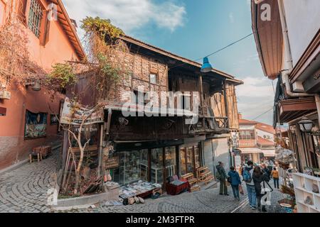 Ankara-Türkei, 09. Dezember 2022: Leute kaufen ein, fotografieren auf dem Basar in Ankara Kaleici, alte Siedlungsgegend im Ankara Castle. Berühmte Anci Stockfoto