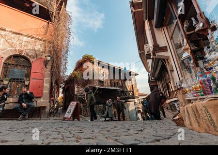 Ankara-Türkei, 09. Dezember 2022: Leute kaufen ein, fotografieren auf dem Basar in Ankara Kaleici, alte Siedlungsgegend im Ankara Castle. Berühmte Anci Stockfoto