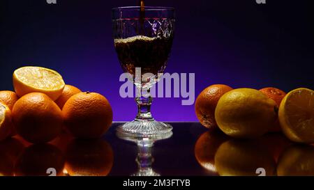 Rumgetränk wird in langes Glas gegossen, isoliert auf farbenfrohem beleuchtetem Wandhintergrund. Clip. Alkoholgetränk auf dem reflektierenden Tisch oder an der Theke Stockfoto